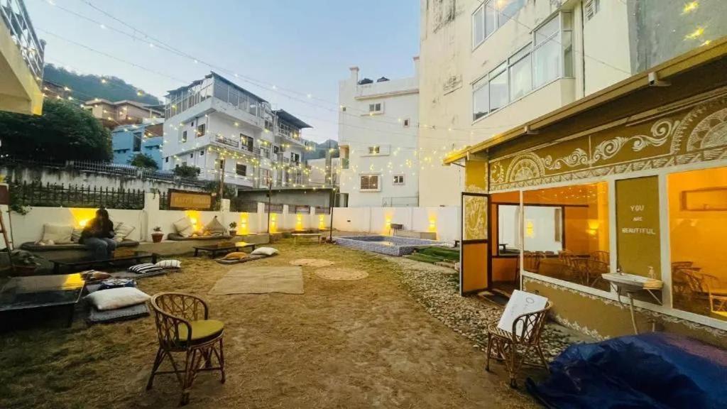 Shanti Hostel And Garden Cafe Rishīkesh Exteriör bild